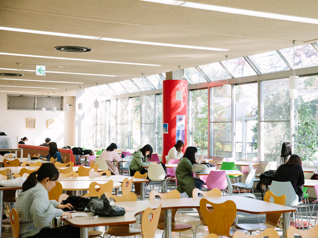 跡見学園女子大学の学食