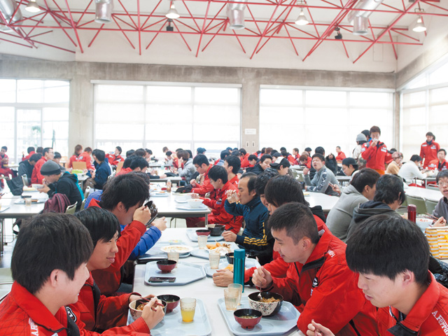 中日本自動車短期大学の学食