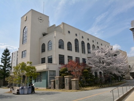 谷岡記念館：大商大の歴史を語る、学園のシンボル。 大講堂や学園資料室のほか、商業史博物館なども併設。