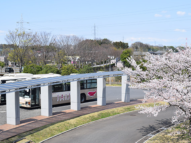 スクールバス発着所。5つの駅からスクールバスを無料運行、SAIJOのロゴが目印のスクールバスで送迎します。