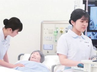 【シミュレーションルーム】実際の臨床現場さながらの設備を用い、マジックミラーを通して指導を受けることで高い実践力を養います。