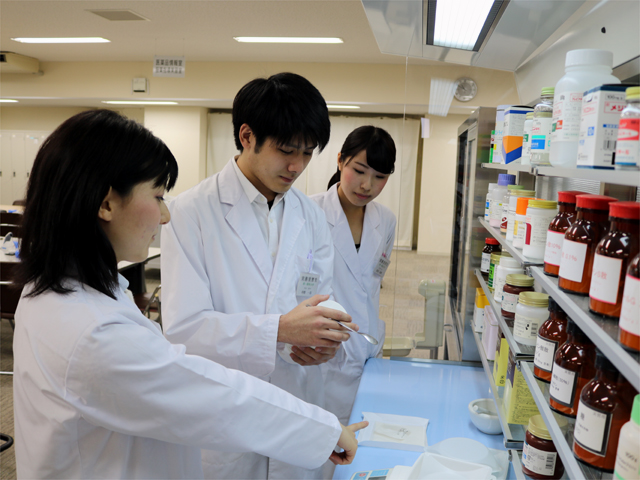 【模擬病院薬局】調剤・薬剤管理指導支援システムを装備。調剤や注射薬調剤、医薬品情報に基づく服薬指導、医薬品管理などの実習を行います。