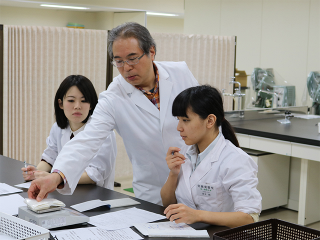 【製剤実習室】錠剤、坐剤、軟膏剤などの代表的な製剤の製造方法や、医薬品製剤の局方試験による品質管理を学びます。