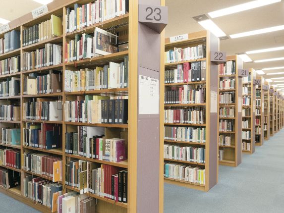 佛教大学の図書館