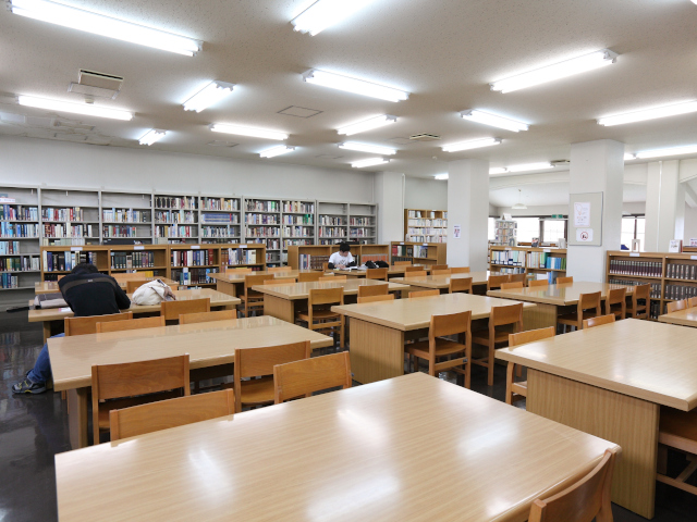 聖泉大学の図書館