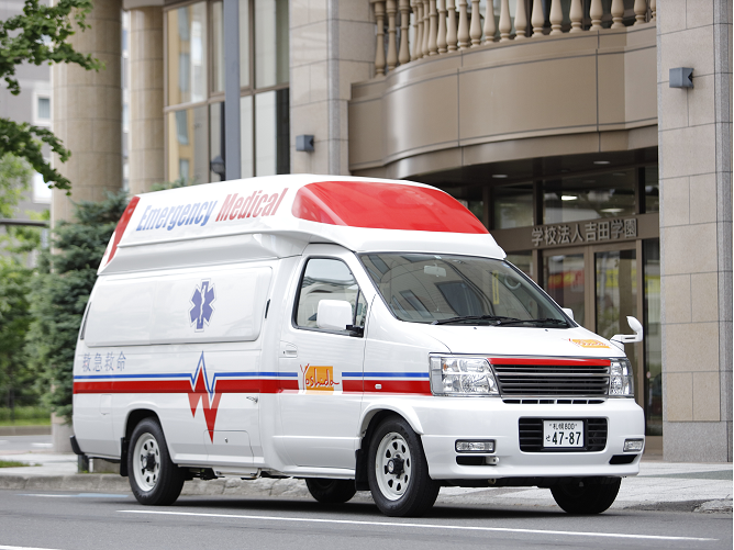 【救急救命学科　救急車】赤色灯以外は実際に使われている救急車と同様の装備。公道を走ることで、リアルな環境で現場を学べます。