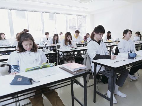 【本校舎：クラスルーム】美容の知識を学ぶだけでなく、楽しい学校生活の場でもあります。