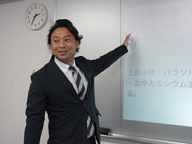 治療を成功させるためには人体を理解していることが大前提です。皆さんが良き治療家となれるように、共に学んでいきましょう。（日高 陽介）